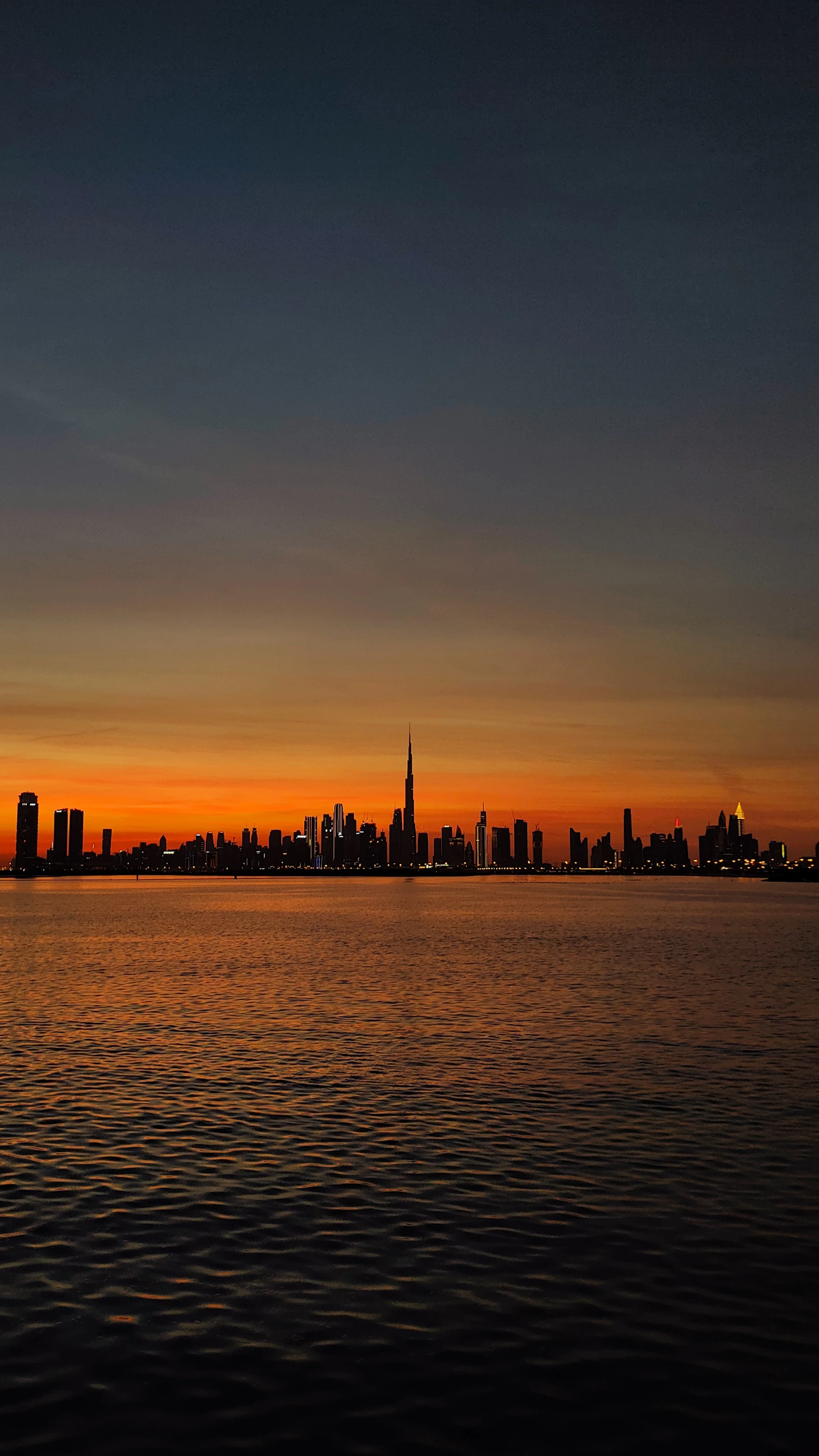 Skyline von Dubai in der Abenddämmerung